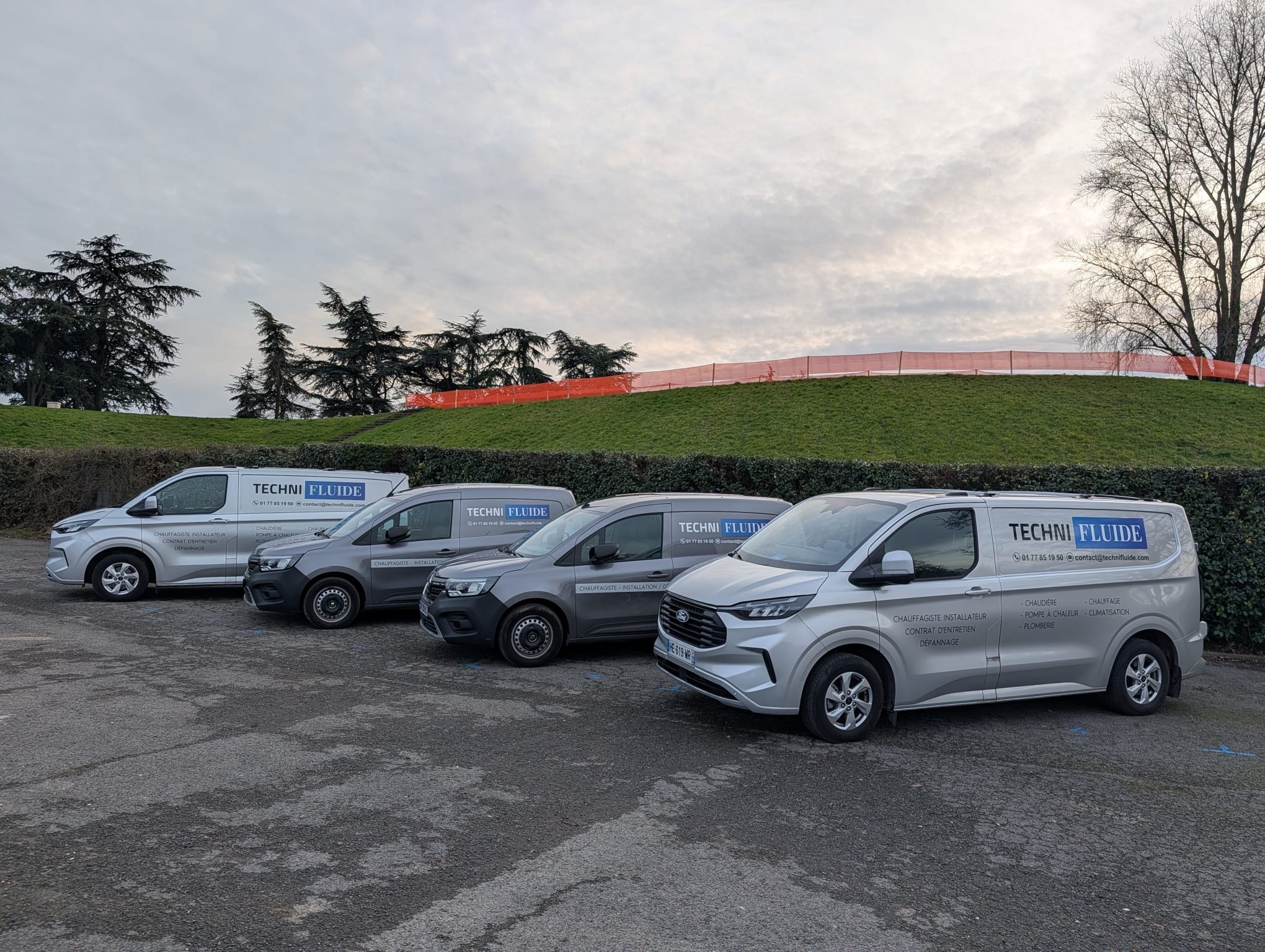 Flotte de véhicules utilitaires Technifluide stationnés, Champigny-sur-Marne, entreprise de plomberie, chauffage et climatisation intervenant en Île-de-France.